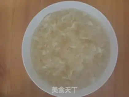 Make Sugar-cracker-tree silver ear soup step 1