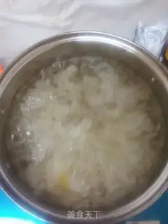 Make Sugar-cracker-tree silver ear soup step 3