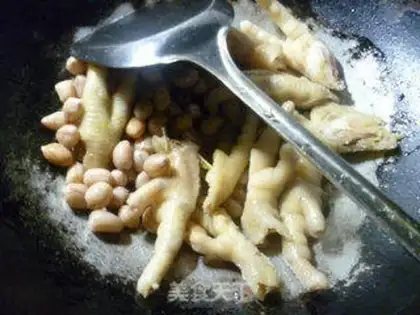 Make The peanuts burn their claws step 4
