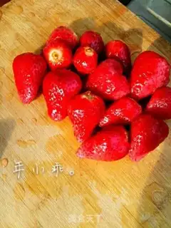 Make Homemade strawberry sauce step 0