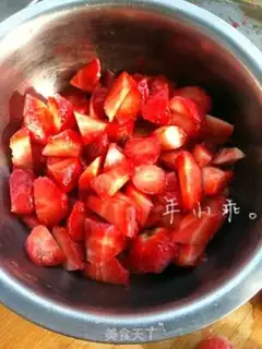 Make Homemade strawberry sauce step 1
