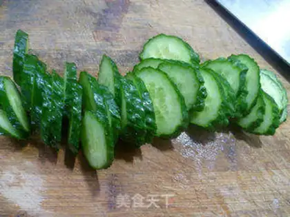 Make Bacon cucumber fried eggs step 4