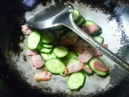 Make Bacon cucumber fried eggs step 8