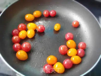 Make A salad warmed by the fruit step 4