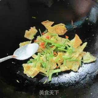 Make Celery fried eggs step 4