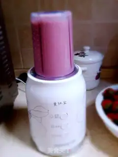 Make Strawberry shakes step 2