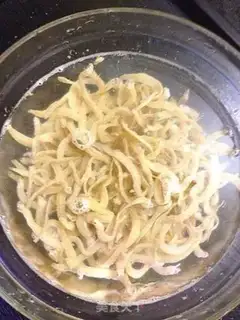 Make Spicy silver fish dry step 1