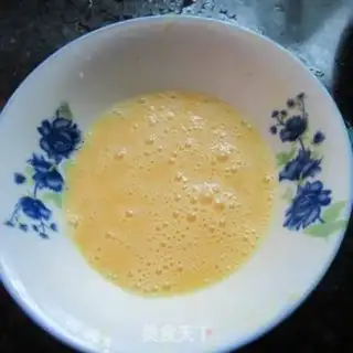 Make Dry pan eggs and tofu step 1
