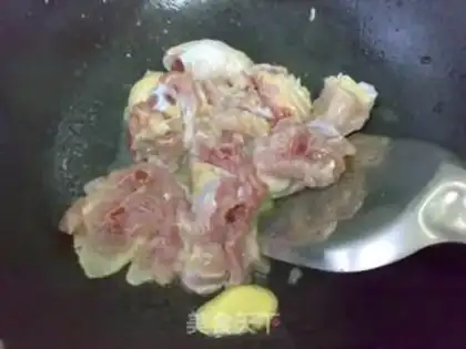 Make A chicken with red dates step 2