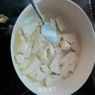 Make Dry pan eggs and tofu step 2