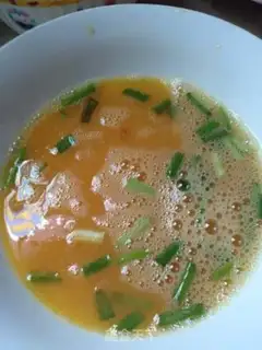 Make Tomato fried eggs step 1