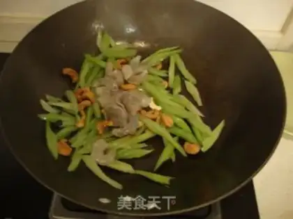 Make Celery cashew shrimp step 3