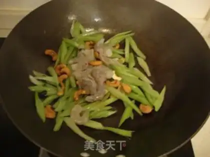 Make Celery cashew shrimp step 4