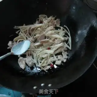 Make Gold-cracking mushroom fried meat step 4