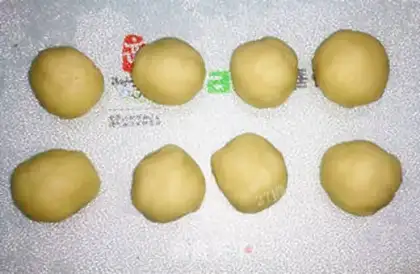 Make Puffed meat pie step 2