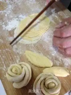 Make Yellow rose roll step 1