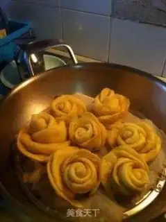 Make Yellow rose roll step 4