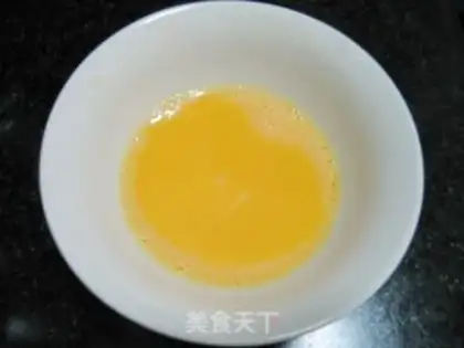 Make cucumber fried eggs step 1