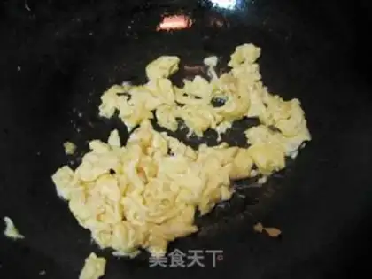 Make cucumber fried eggs step 2