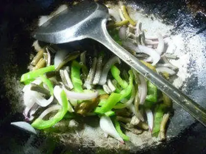Make Onion peppers, fried silk step 9