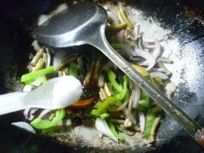 Make Onion peppers, fried silk step 12