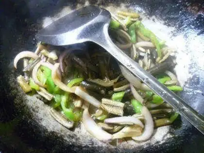 Make Onion peppers, fried silk step 13