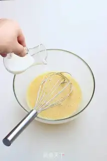 Make Cinnamon bananas with egg toast step 1
