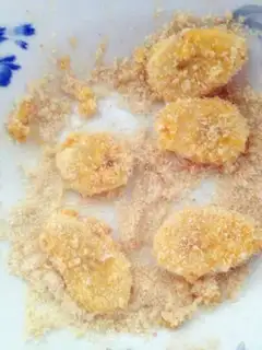 Make Banana sunflower step 1
