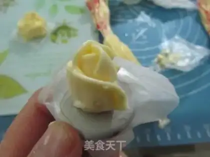 Make The rose mochamus cake step 30