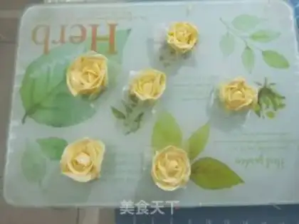 Make The rose mochamus cake step 33