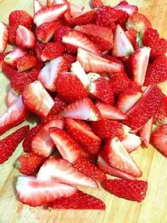 Make Homemade healthy strawberry sauce step 1