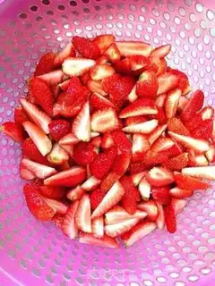 Make Homemade healthy strawberry sauce step 3