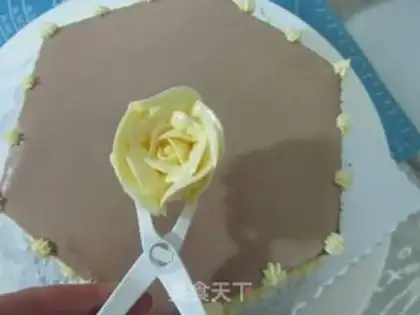 Make The rose mochamus cake step 38