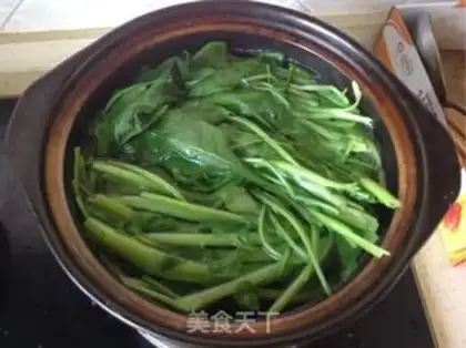 Make Spicy spinach step 1