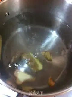 Make Pig hoof hotpot step 1