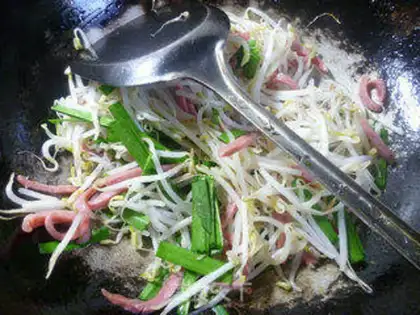 Make A green bean sprouts with pickles step 3