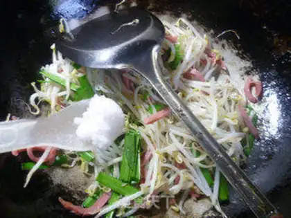 Make A green bean sprouts with pickles step 4