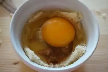 Make Bacon egg toast step 4