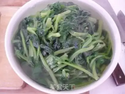 Make Tomato egg spinach noodles step 1