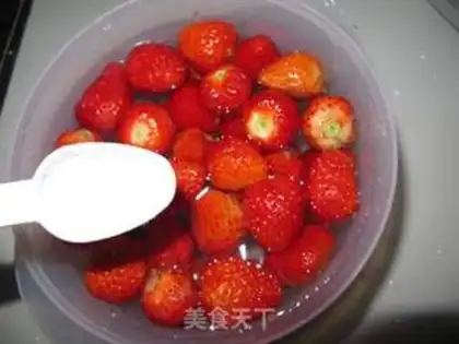 Make Strawberry shakes step 1
