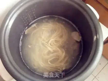 Make Spaghetti with mushroom sauce step 1