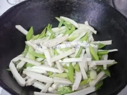 Make Garlic fried beans step 3
