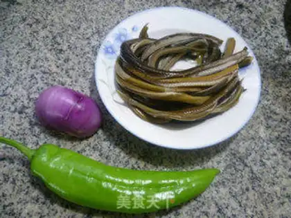Make Onion peppers, fried silk step 0
