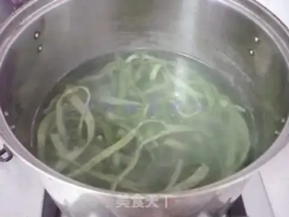 Make Tomato egg spinach noodles step 14