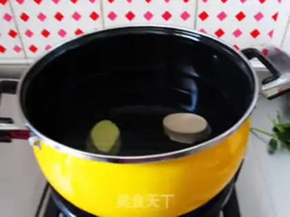 Make Soup noodles on the polar shrimp step 2