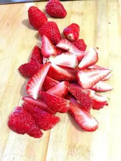 Make Easy strawberry salad step 4