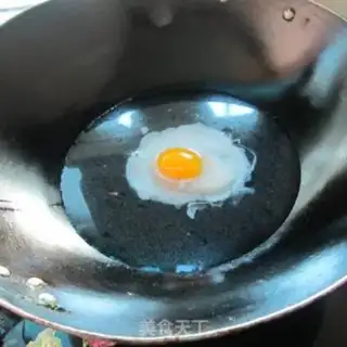 Make Big soup eggs hanging step 1