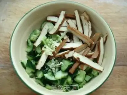 Make A cucumber with a dry cucumber step 5