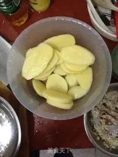 Make Potato steamed chicken wings step 1
