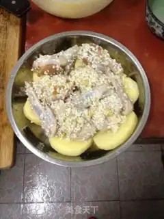 Make Potato steamed chicken wings step 2